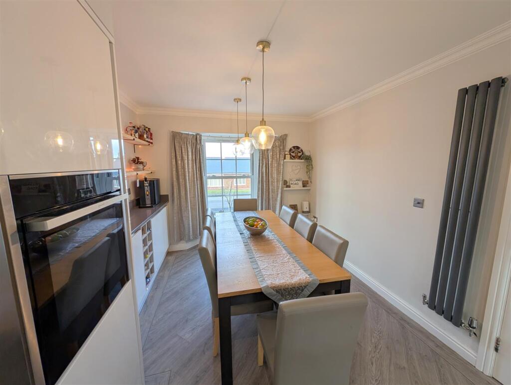 Kitchen/ Dining Room