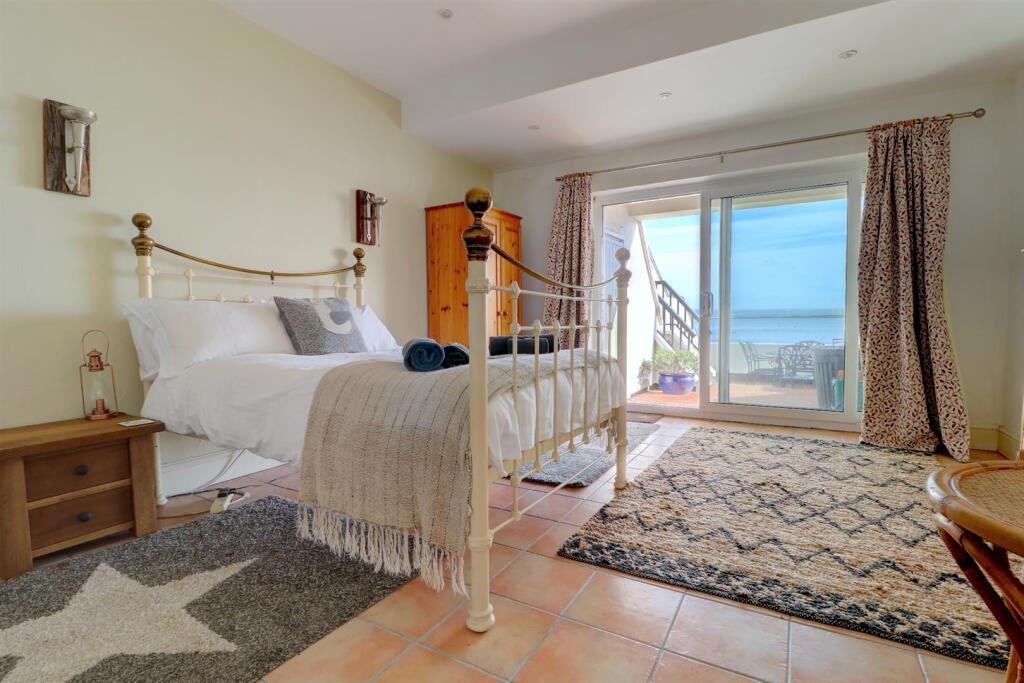 Bedroom 1 .3.jpg