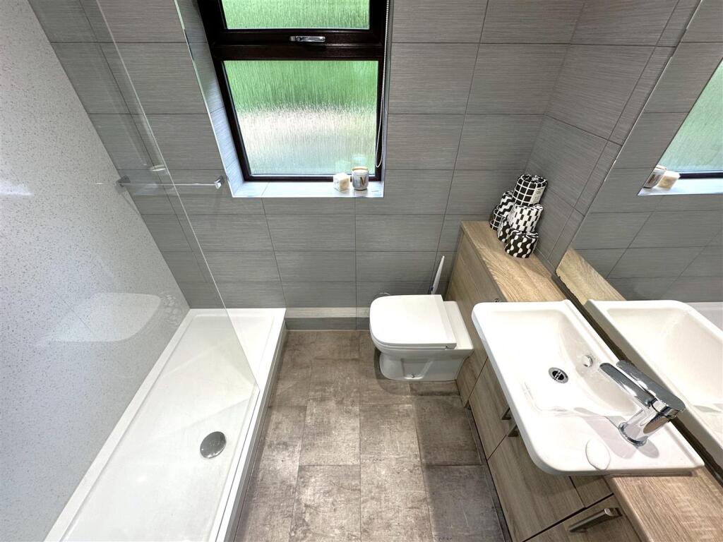 Family Shower Room 064