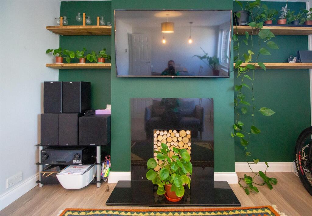 7a Heath Close - Living room.jpg