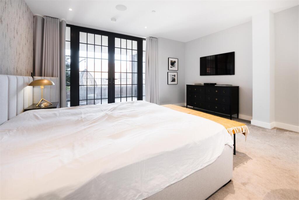 Bedroom 1         .jpg