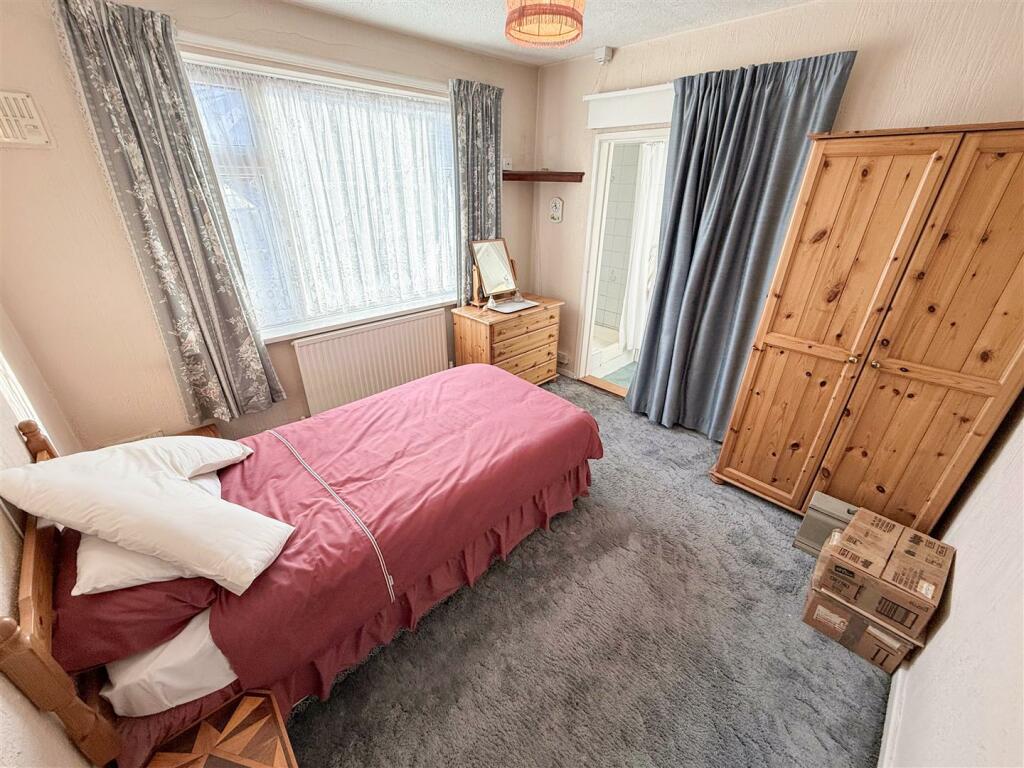 BEDROOM 2