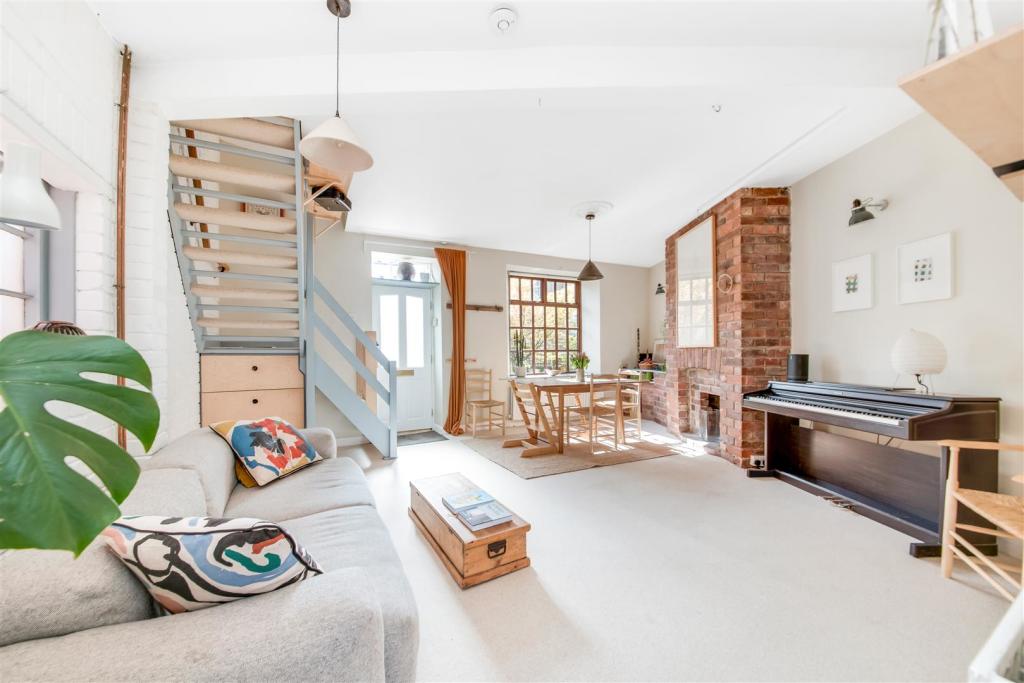LIVING/ DINING ROOM