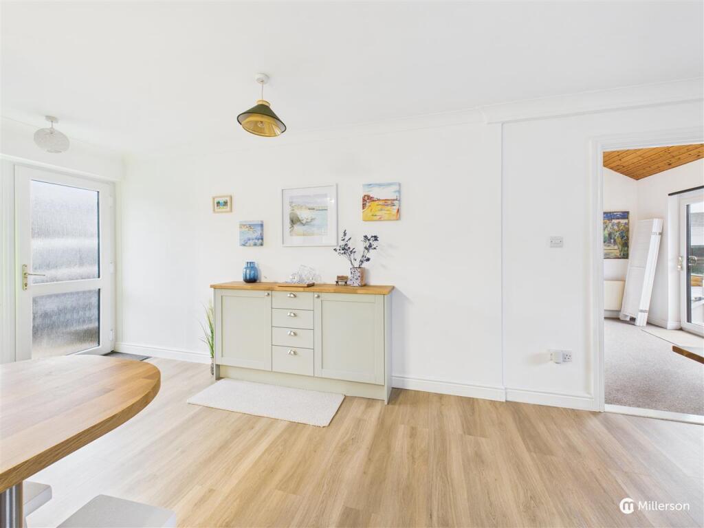 OPEN PLAN L SHAPED KITCHEN DINER