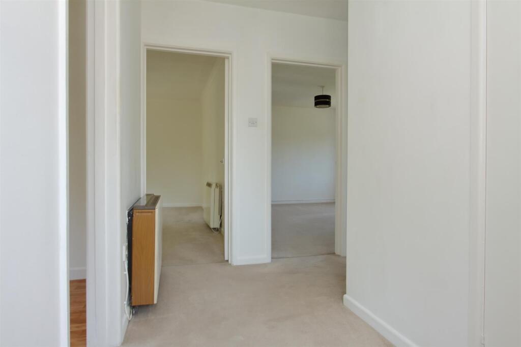 Flat 2 Church Road (2).JPG