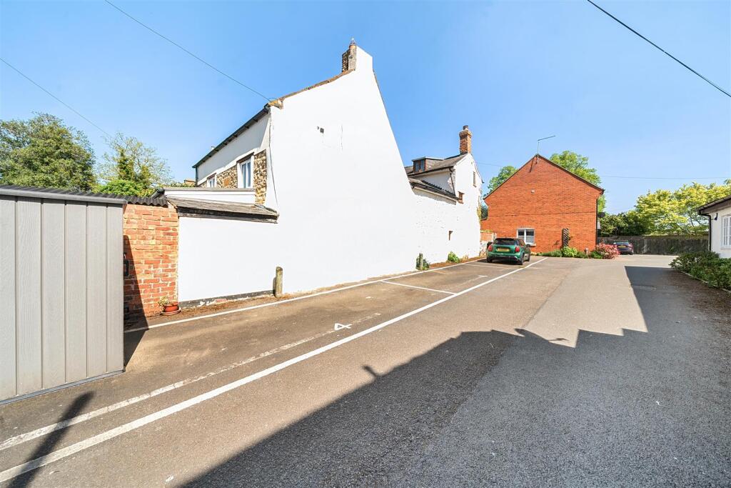 Flat 4, 10 High Street, Gayton (10).jpg