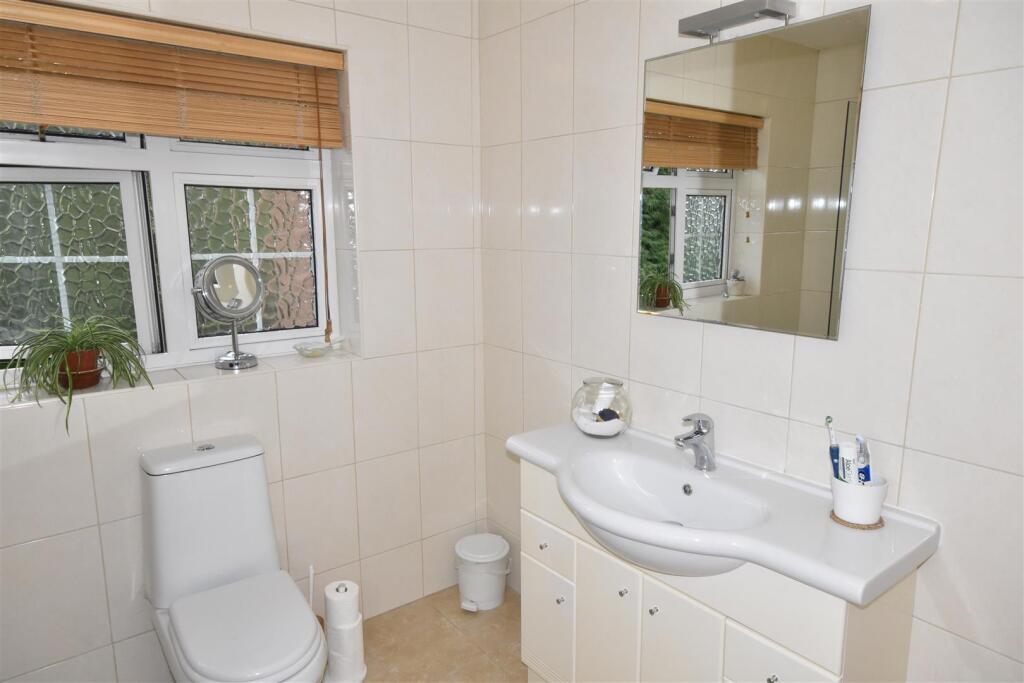 EN-SUITE SHOWER ROOM