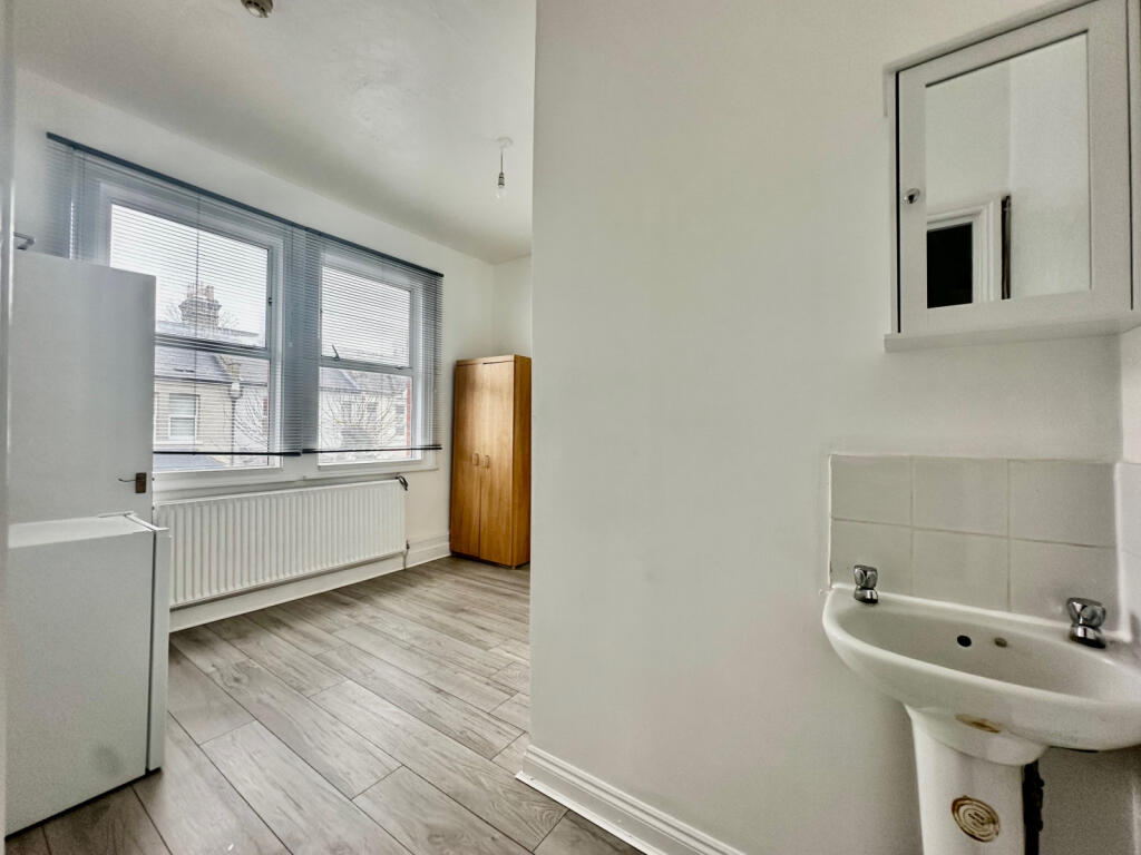 STUDIO FLAT TO RENT IN MITCHAM