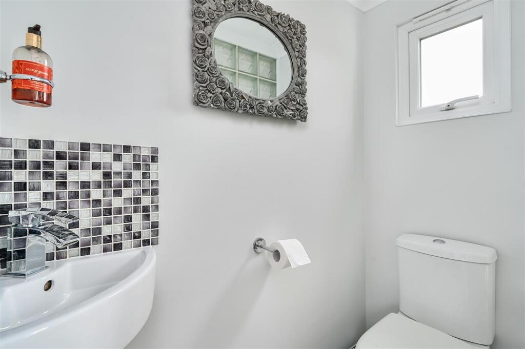 16 ridge close, bn41 (12).jpg