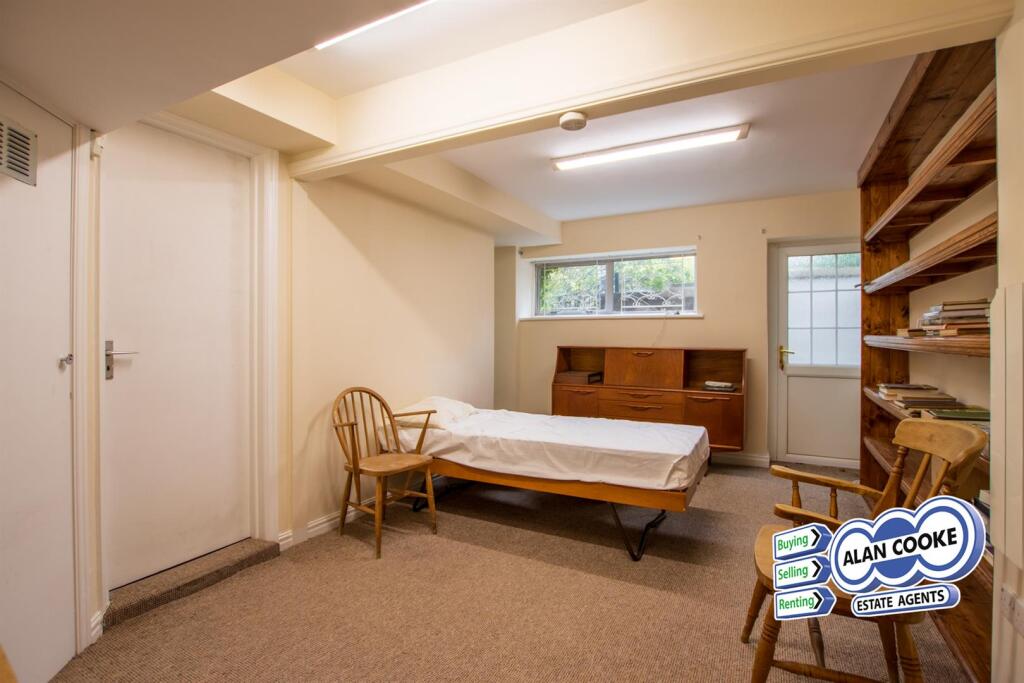 BEDROOM 4