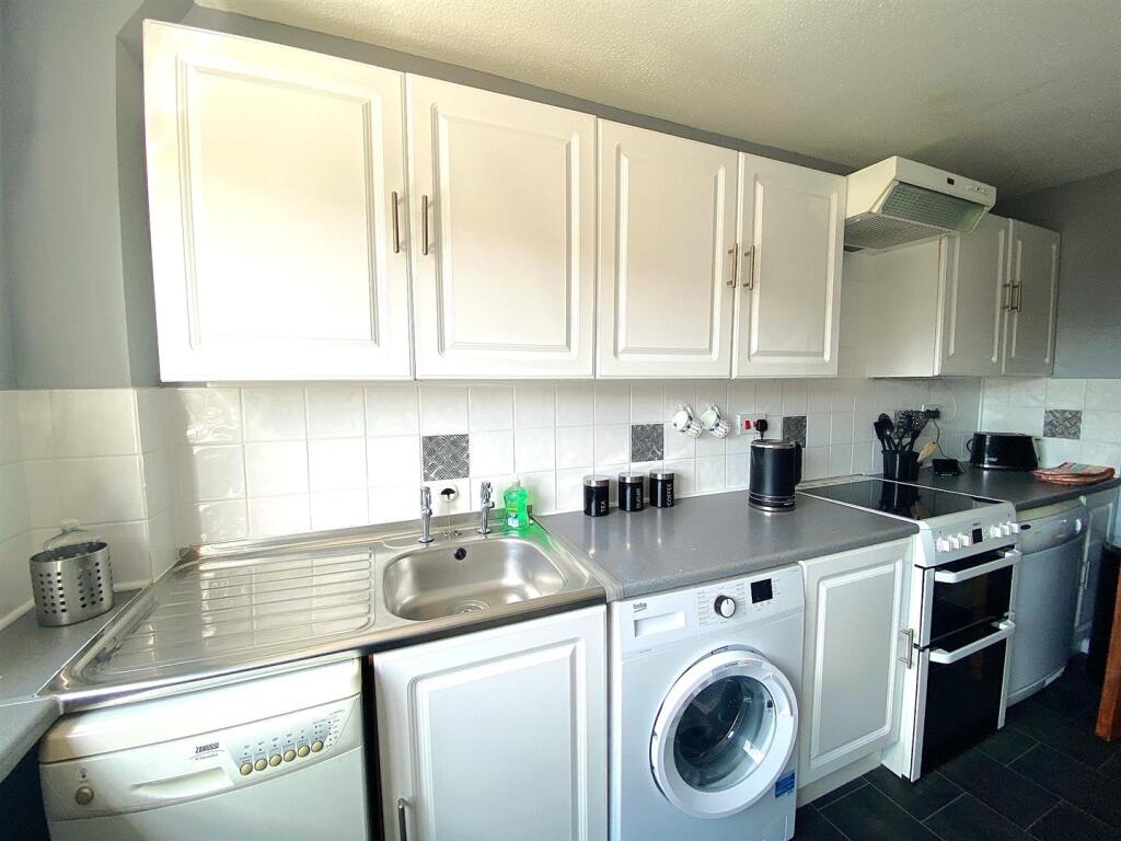 6 Highgrove - Kitchen2.jpg