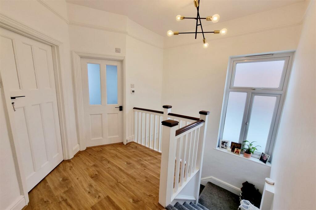 FIRST FLOOR LANDING: PIC. 2