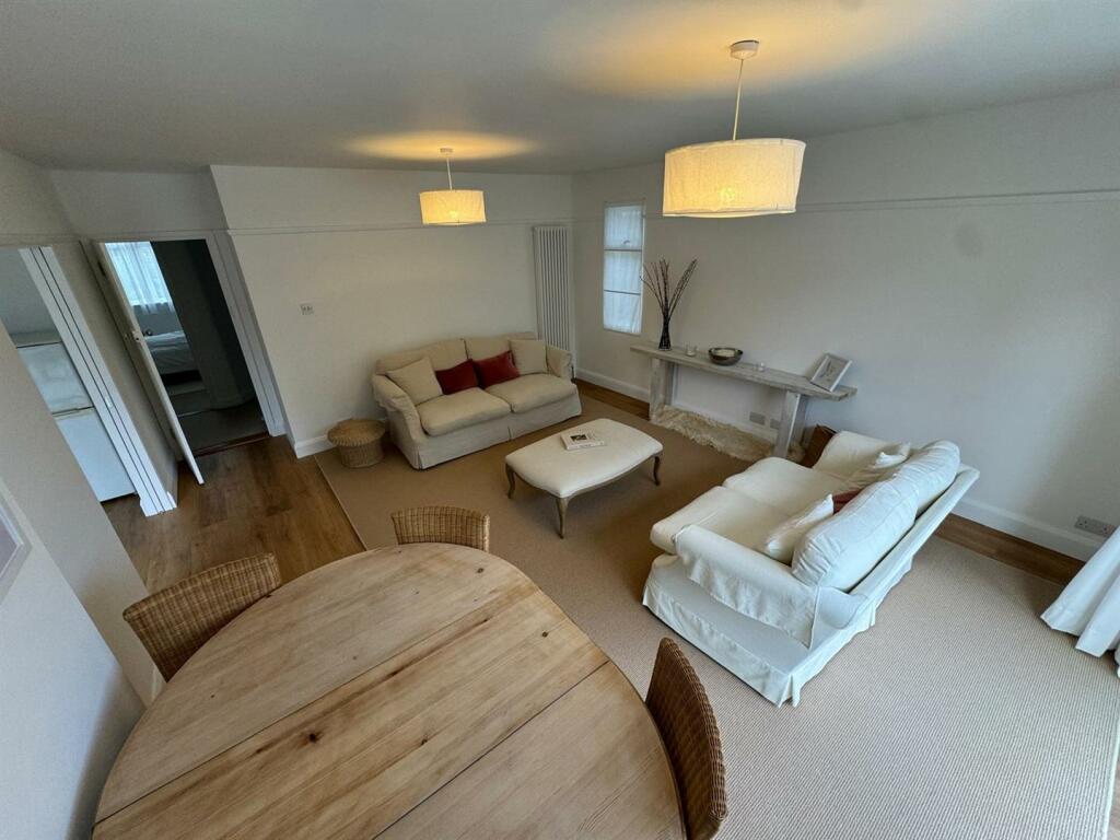 LOUNGE / DINING