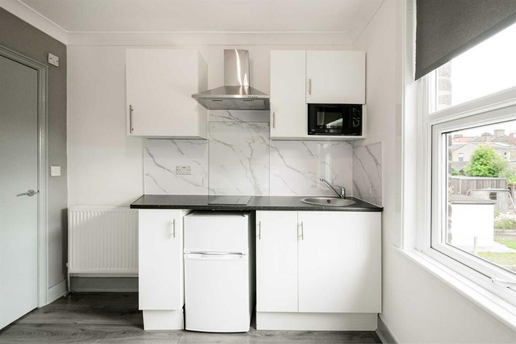 Flat 5, 23 Chestnut Avenue North-8.JPG