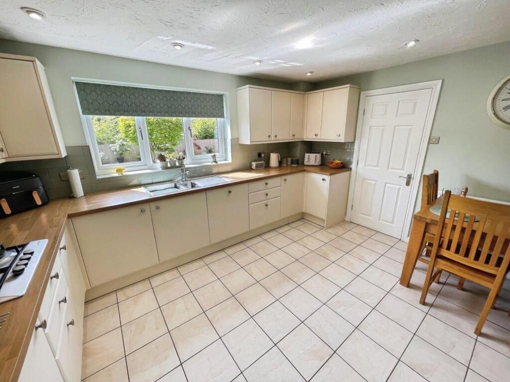 Kitchen/Breakfast Area