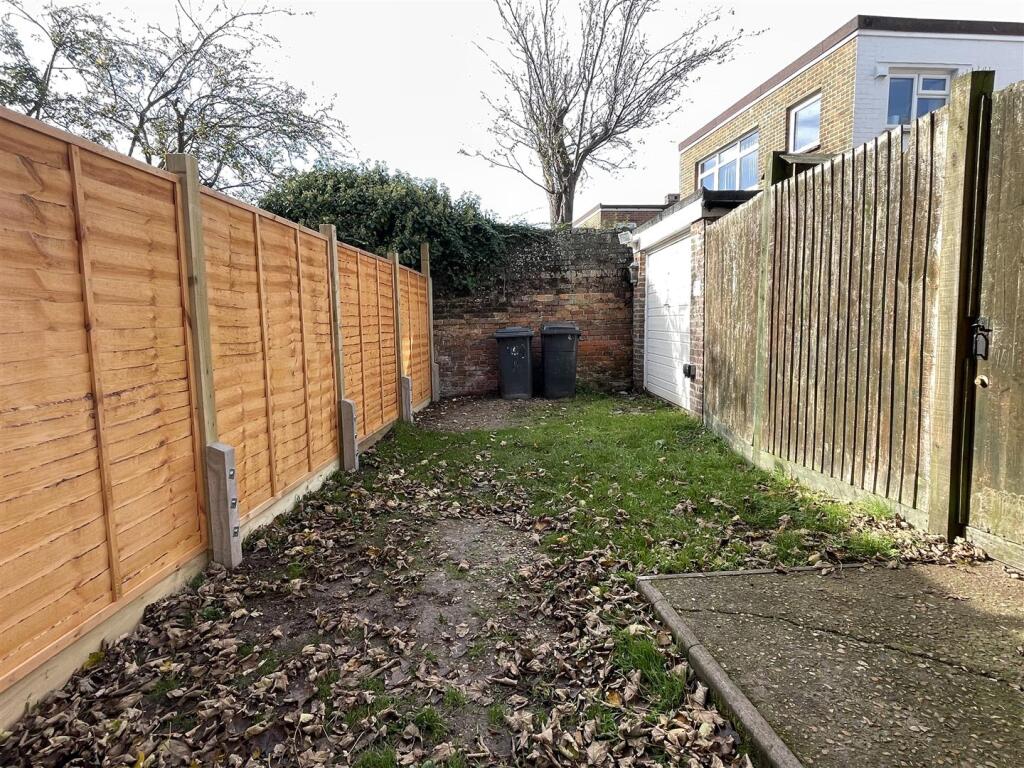 The Old Bakehouse Side Gdn