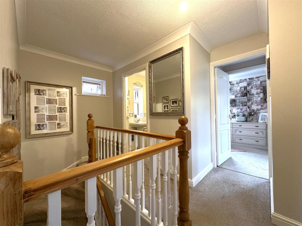 First Floor Landing 819