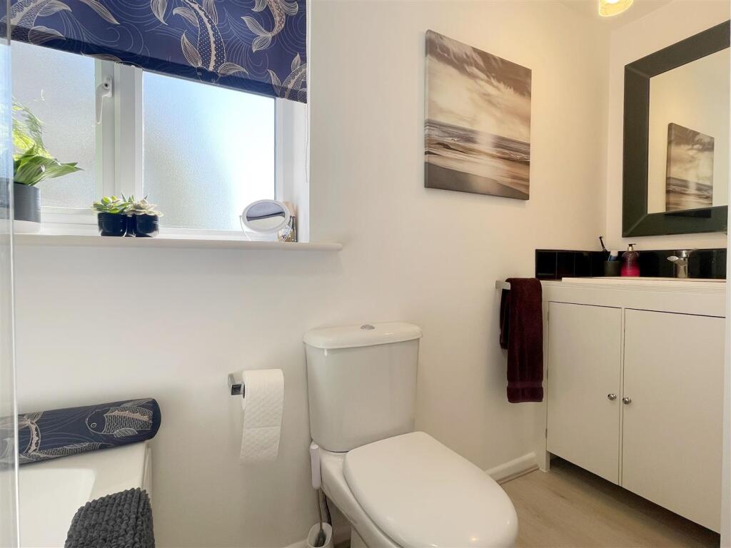 Bathroom 1a.JPG