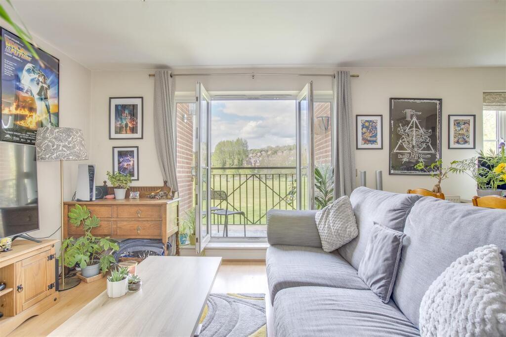 17 Wye Gardens, Fryers Lane, HP12 3DU-12.jpg
