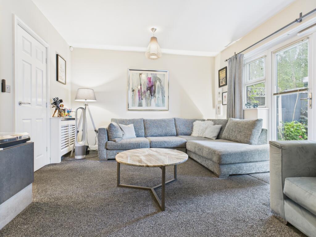 CAM03729G0-PR0075-STILL031