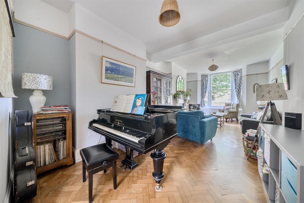 1312081-16-6855ac3c2a8e7-ARW1312081-29-6855ac3c2a8