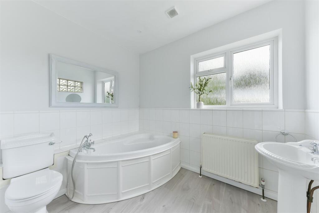 Bathroom 1.jpg