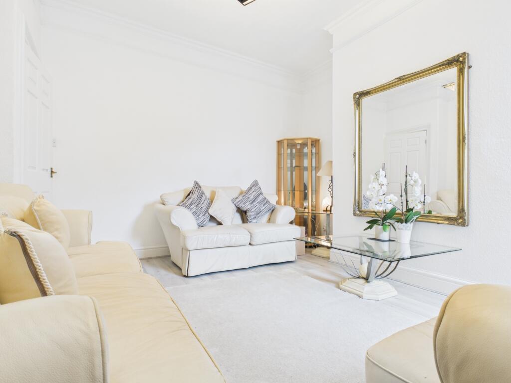 CAM03729G0-PR0166-STILL007