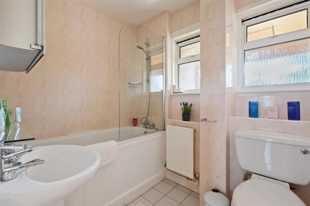 02-ee19GCWT - 37 Sheffield Terrace - Bathroom -Ori