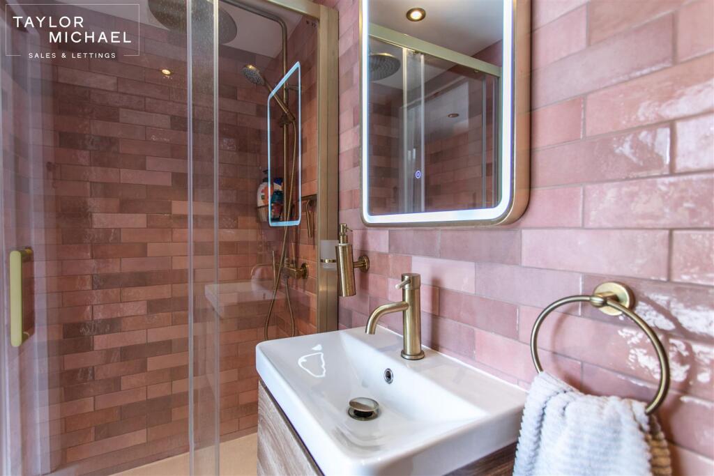 Downstairs En-Suite Room