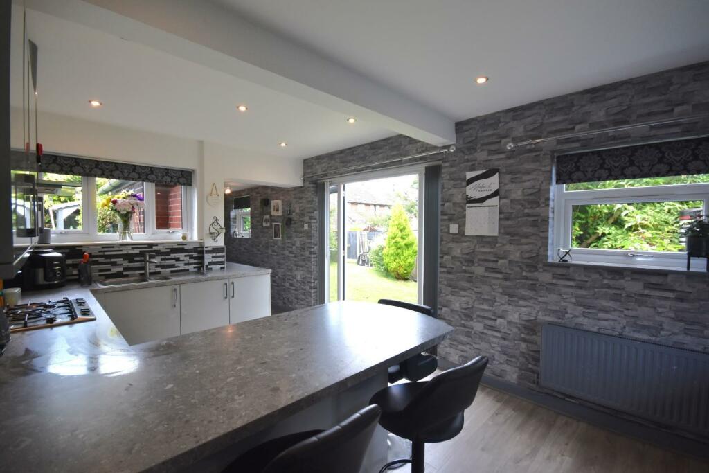 KITCHEN WITH SIDE UTILITY AREA
