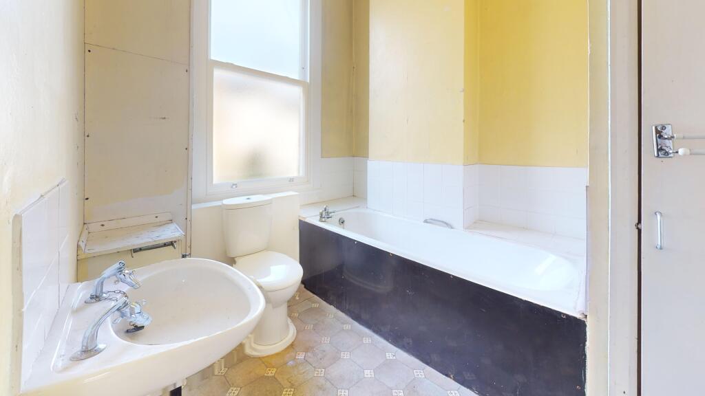 Flat B, 5 Wyndham Crescent, Upper Holloway, London, N19 5QJ