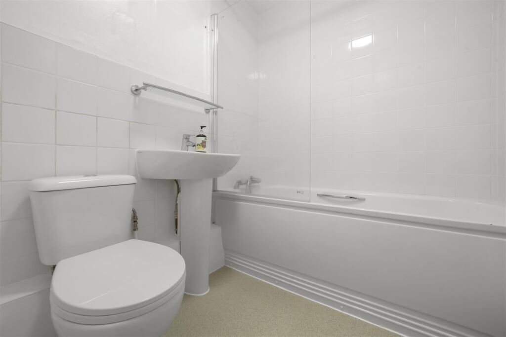 Rolvenden Place, N17