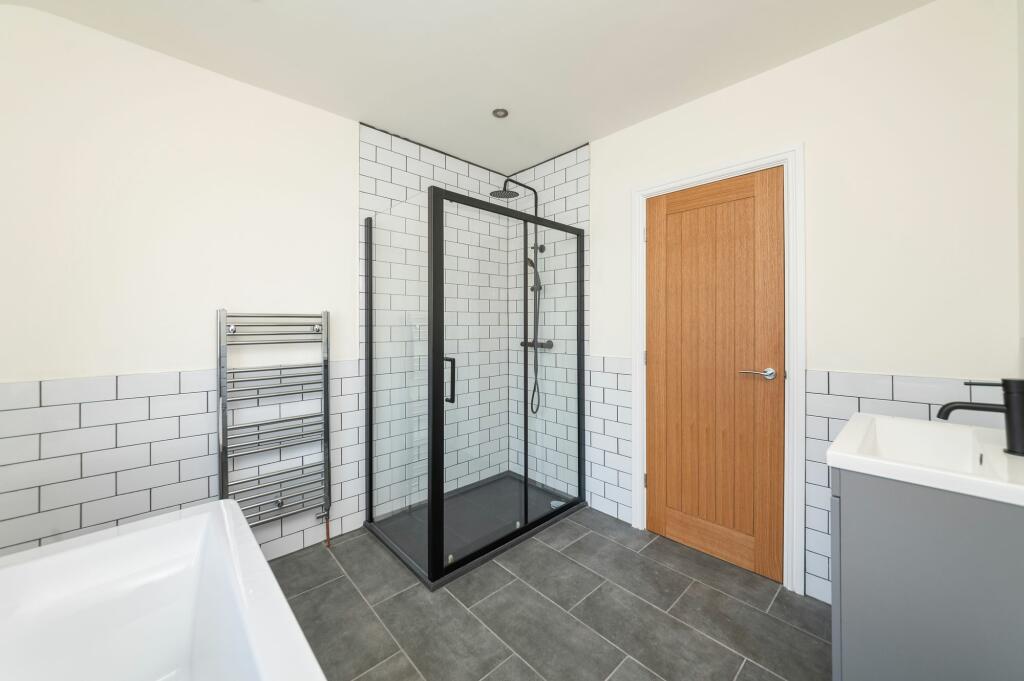ENSUITE BATHROOM