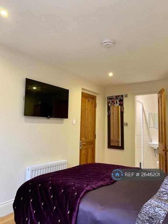 Huge Ensuite Rooms With Smart Tvs