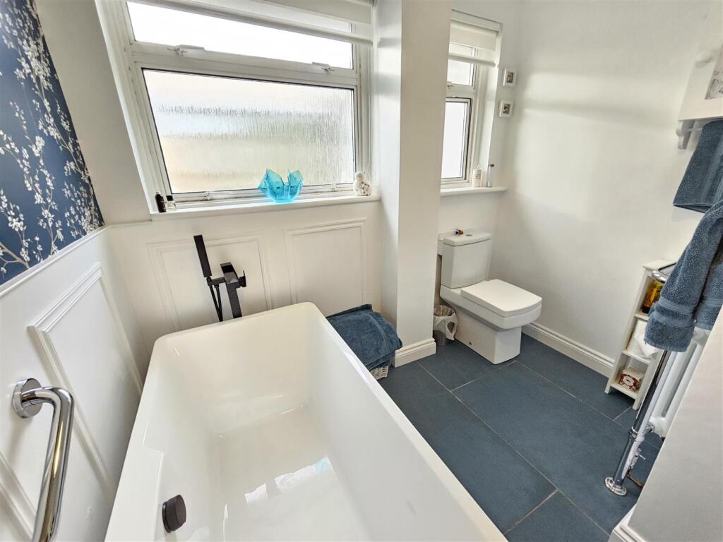 Bathroom 1.jpg