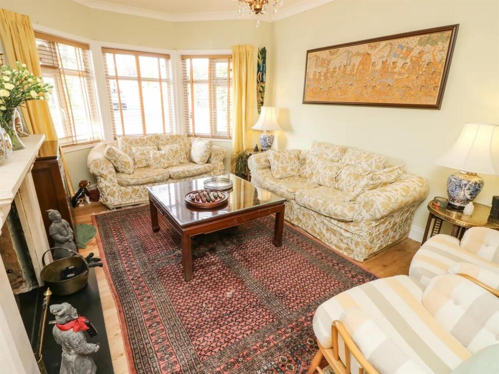 thumbnail_Lounge 1.jpg