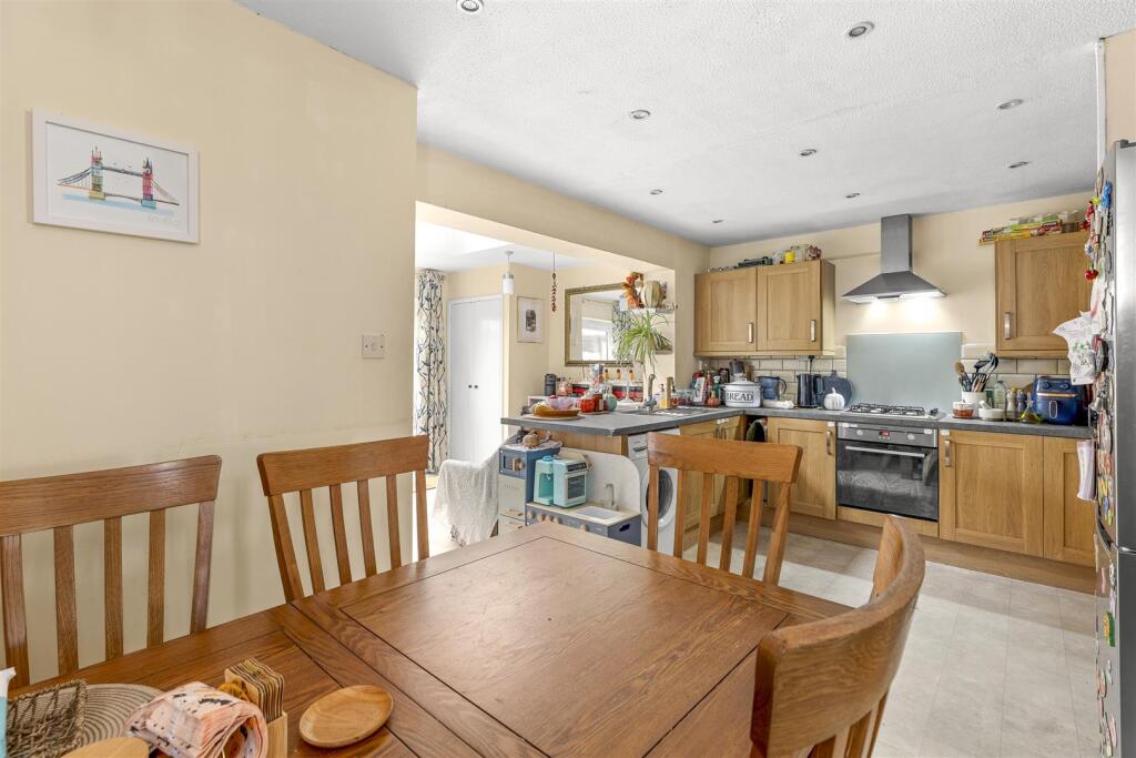 25 Ashtree Walk, HP15 7TG-7.jpg