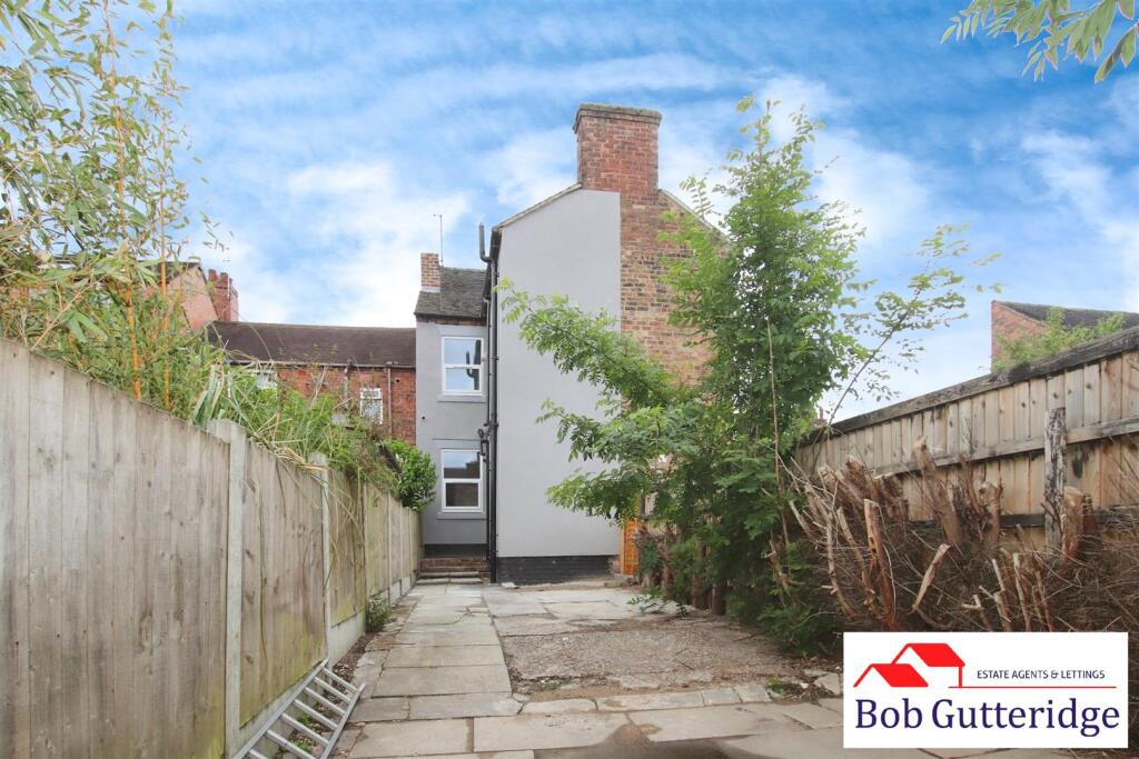ENCLOSED REAR GARDEN