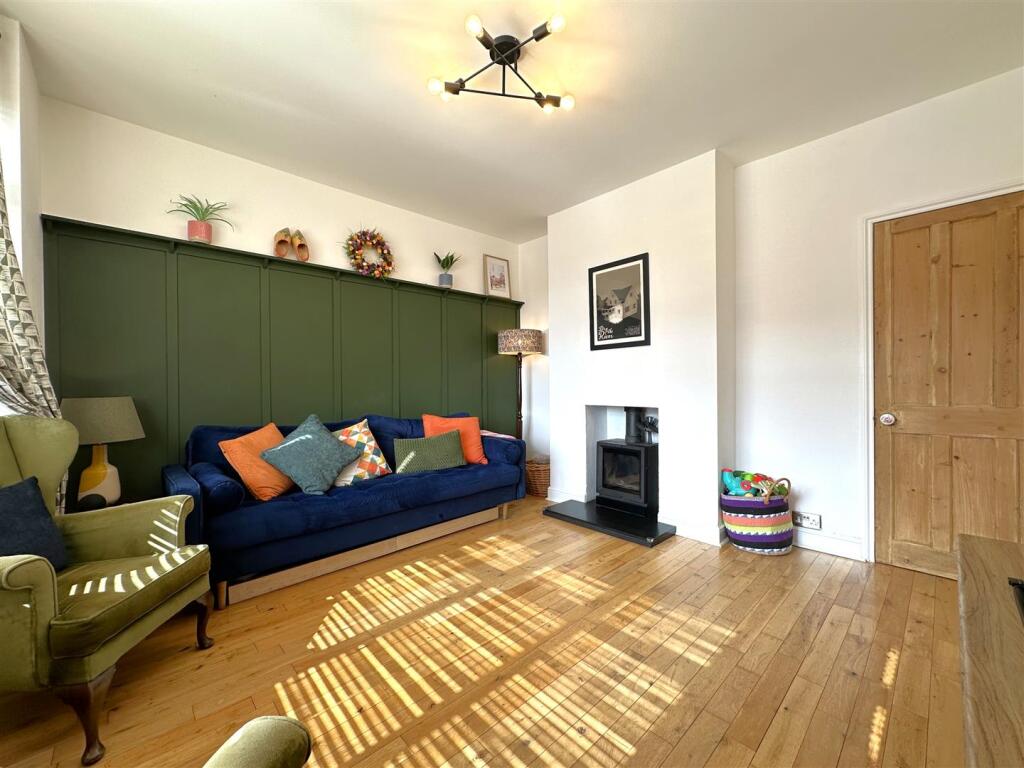 Lovely lounge With Log Burner 005