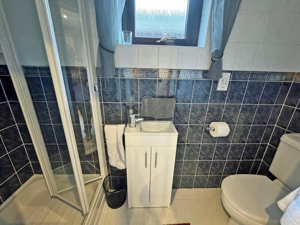 EN-SUITE SHOWER ROOM