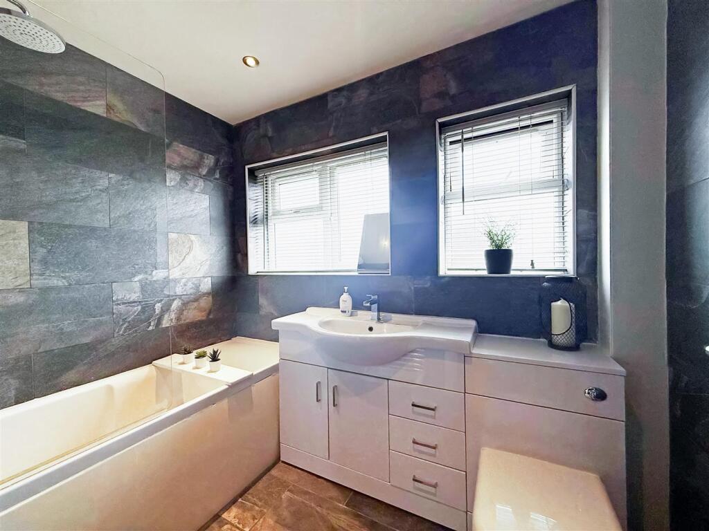 Family Bathroom 2.jpg