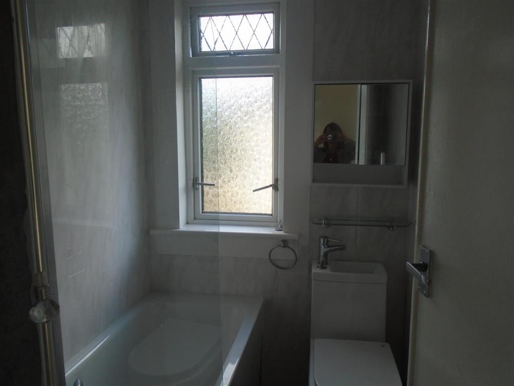 11SeymourAvenueBathroom.JPG