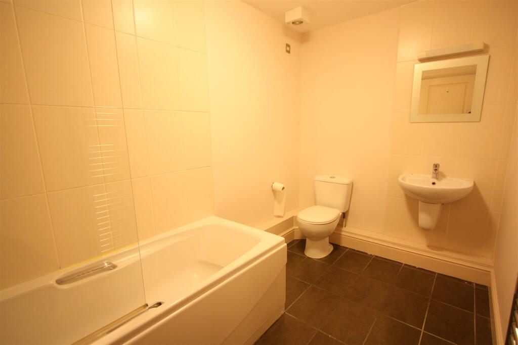 16 Longshore Apartments En Suite Bedroom