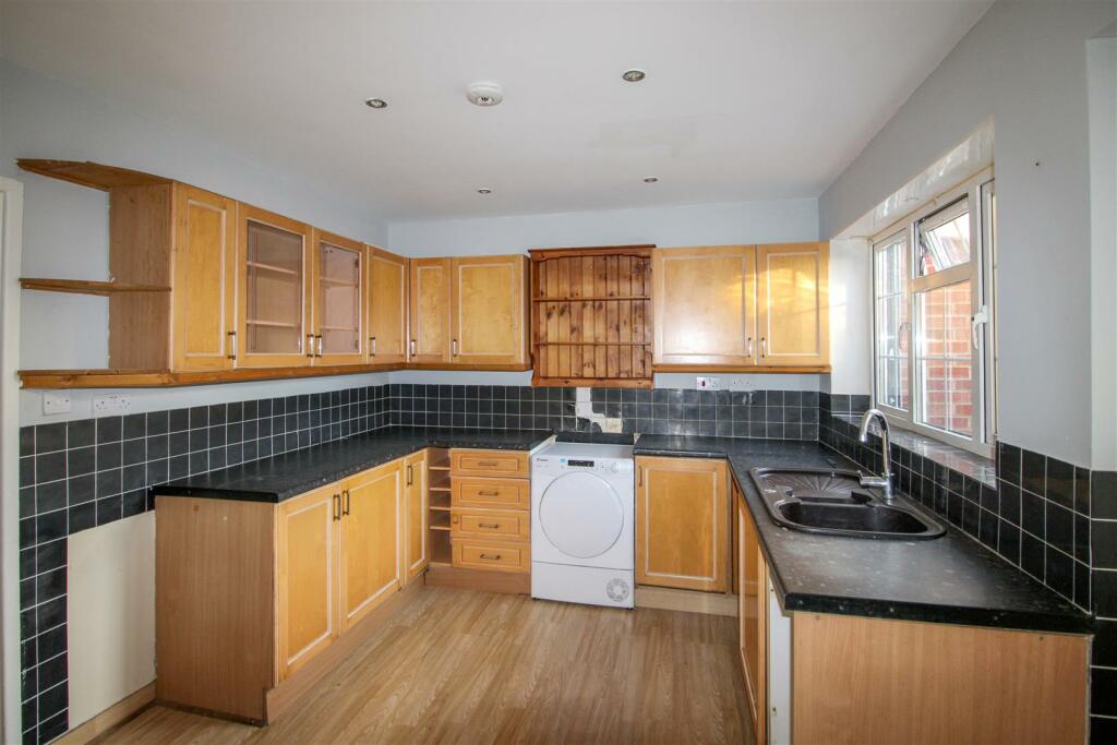 KITCHEN BREAKFAST ROOM