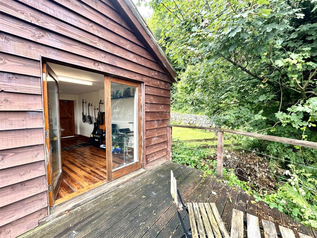 DETACHED TIMBER CLAD BUILDING