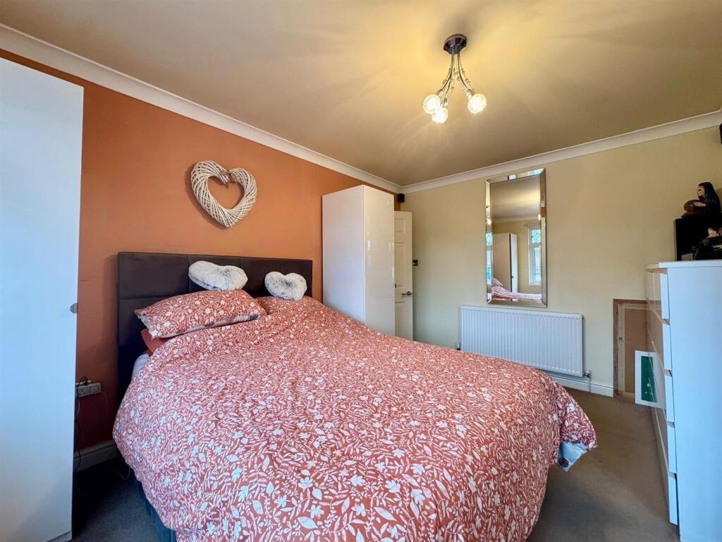 Master bedroom (1).jpg