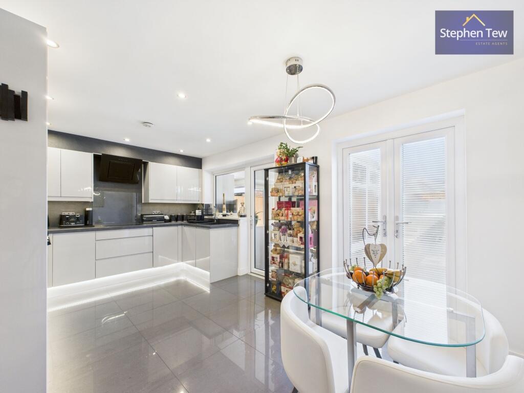 Kitchen/ Dining Room