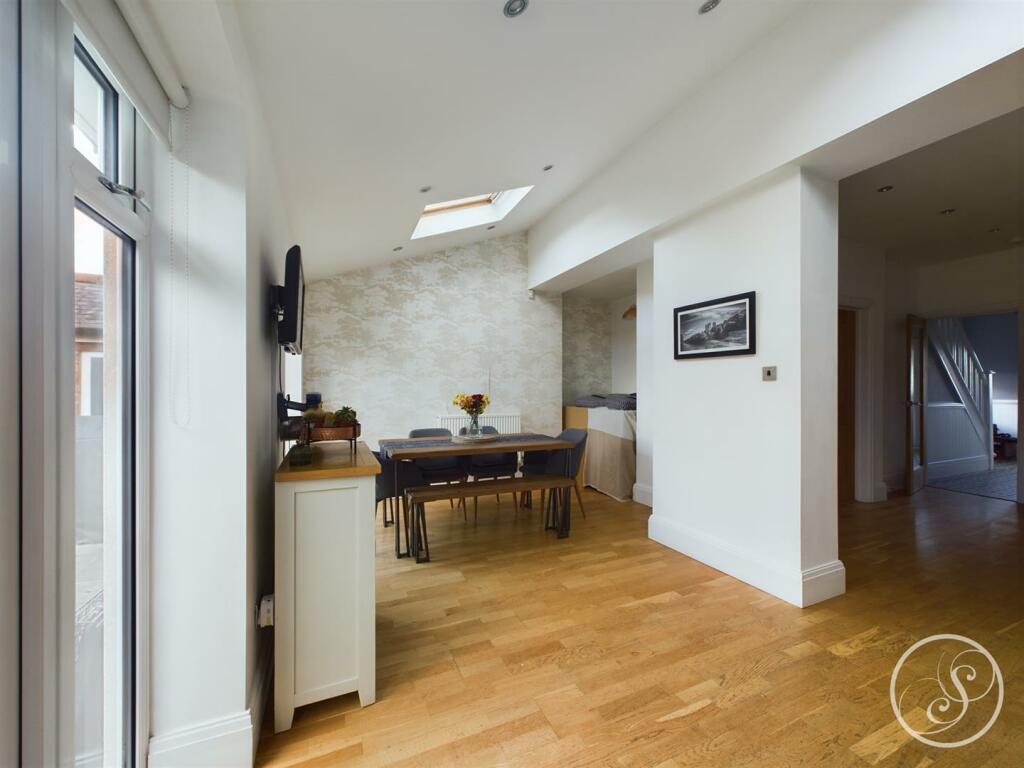 KITCHEN/DINER/FAMILY ROOM