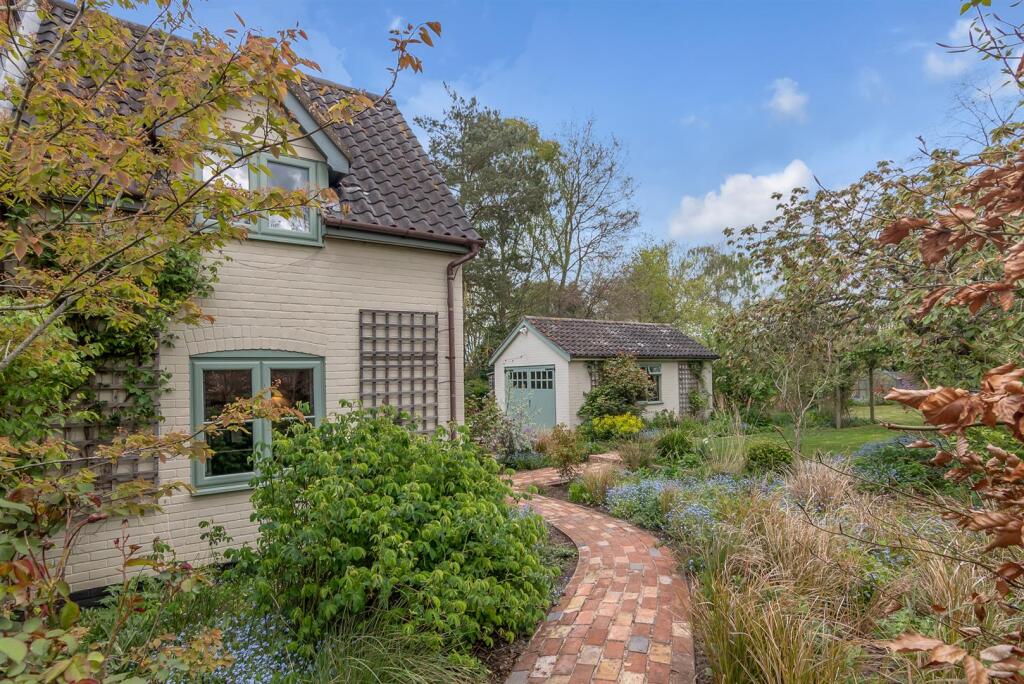 1 Harleston Road Linstead IP19 0LE (38).jpg