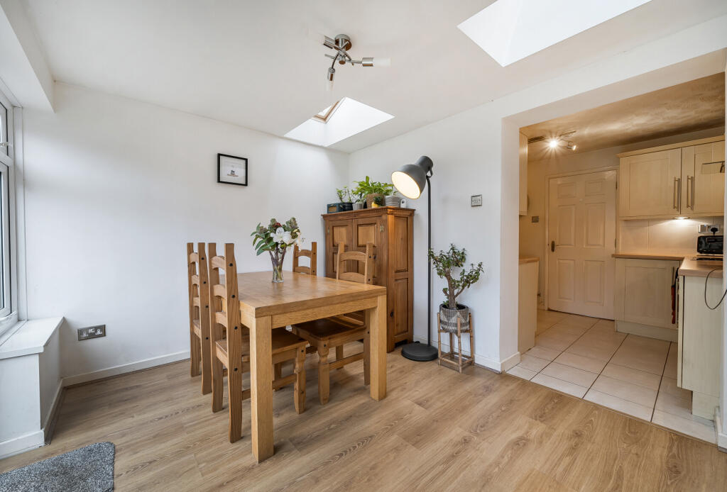 1376144-19-690e22...